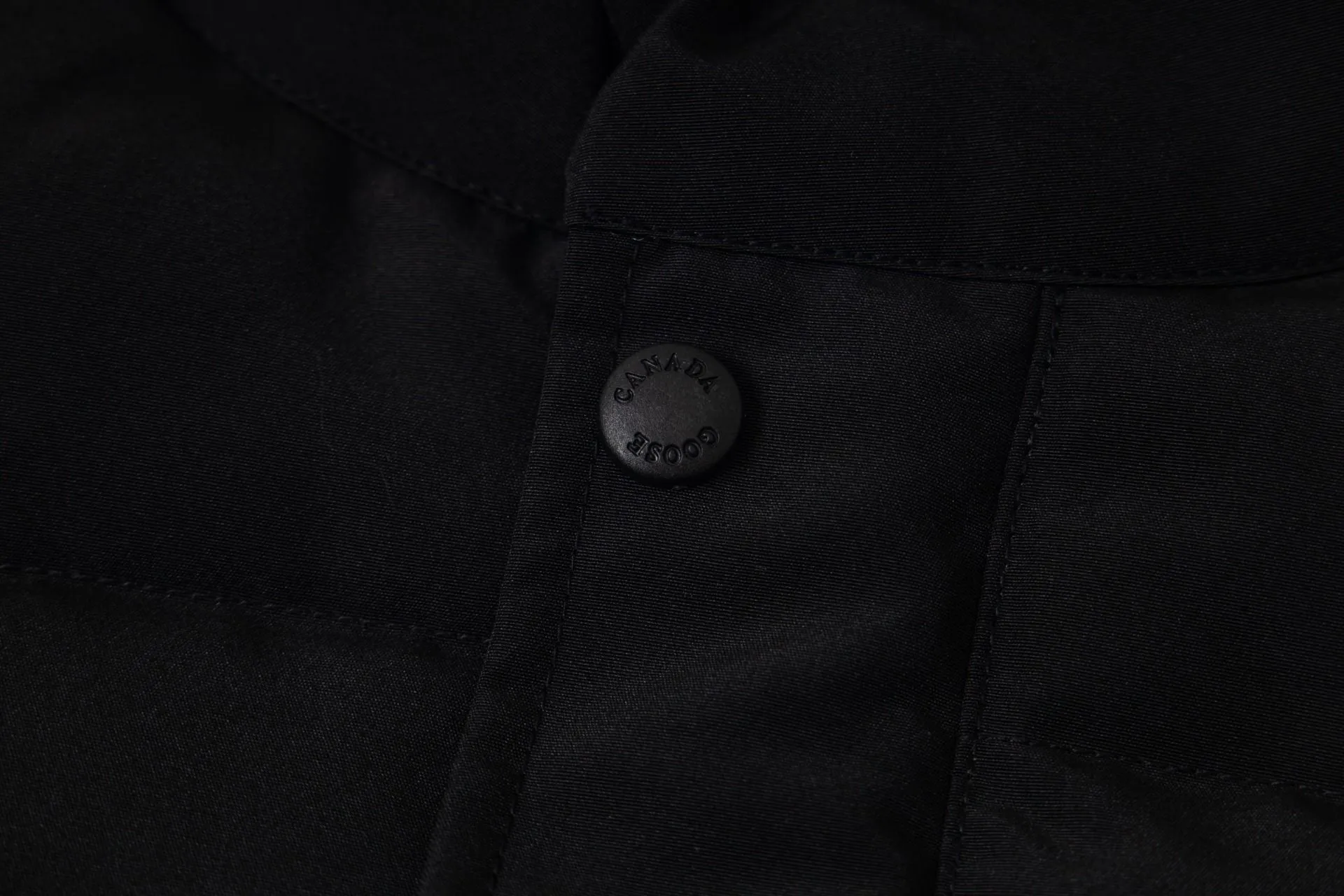 P370 Model No.: G116 Canada Goose classic down vest jacket top 1️⃣The authentic official website synchronizes the national standard 80 white duck down, never misleads such as 90 down or goose down, 100% nylon nylon lining double double-layer sealing design to prevent velvet running, the collar and pockets are made of top-grade polar fleece to keep warm and comfortable! Yoshida YKK provides original custom-made electroplated sliders. YKK two-way lockable zippers are tight and smooth and do not peel off paint! 2️⃣It is very youthful and energetic, and can be easily worn by both men and women. It is very in line with the fashion aesthetic concepts of today's young people! 3️��Full set of customized accessories, complete with three standards, same style for men and women, a must-have item for couples. Color: Black Size: XS~XXL